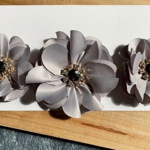 NWT Lovely light gray flower necklace ✨